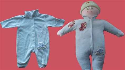 Un neonato che indossa una tutina colorata e sorridente in un ambiente accogliente