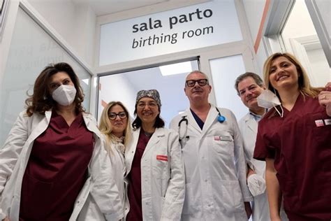 Famiglia che visita un neonato in reparto di Ostetricia