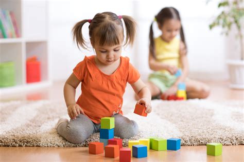 Bambino che gioca nella vaschetta