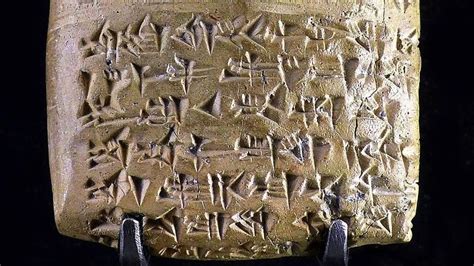 Un'antica tavoletta cuneiforme raffigurante simboli mesopotamici