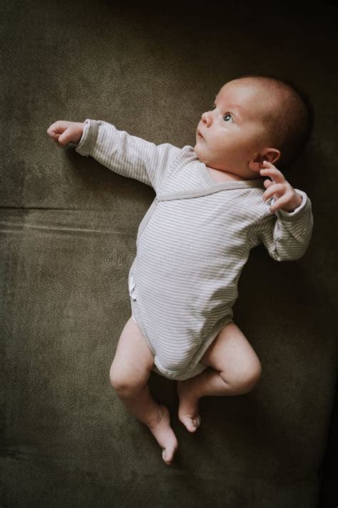 Bambino sorridente che indossa una tutina morbida