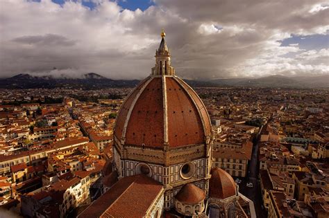 Veduta panoramica di Firenze con la cupola del Brunelleschi che domina il paesaggio urbano
