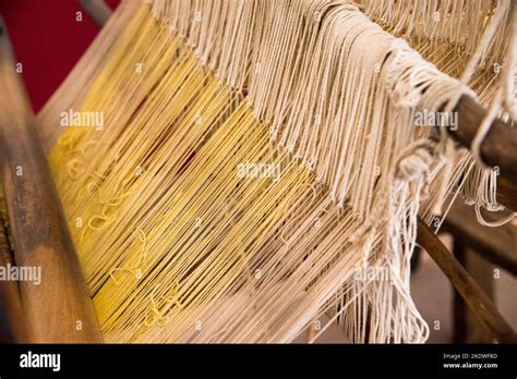 Dettaglio di un telaio antico in una bottega storica fiorentina