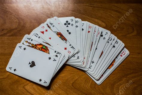 Mazzo di carte napoletane disposto sul tavolo da gioco