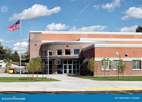 Edificio scolastico moderno con simboli di apprendimento