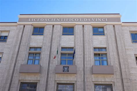 Edificio di un liceo scientifico con studenti
