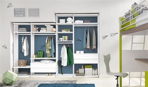 Dettaglio di cassetti e contenitori colorati in una cabina armadio per bambini