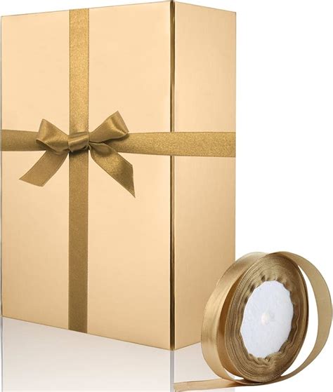 esempio di una confezione regalo con fiocco in raso e carta intestata