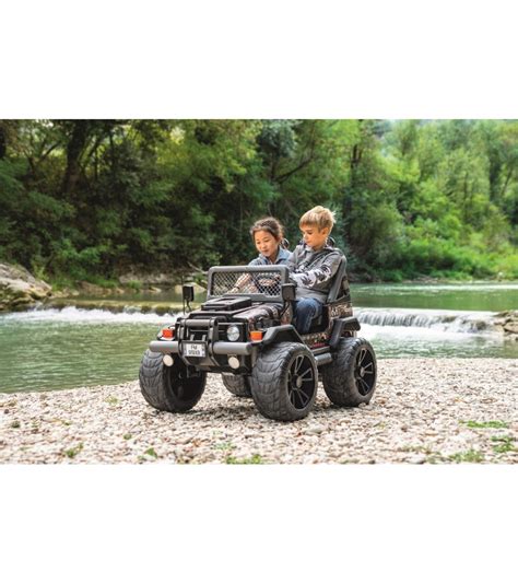 Il telaio robusto di un fuoristrada Peg Perego con motore 24V in azione su un sentiero sterrato