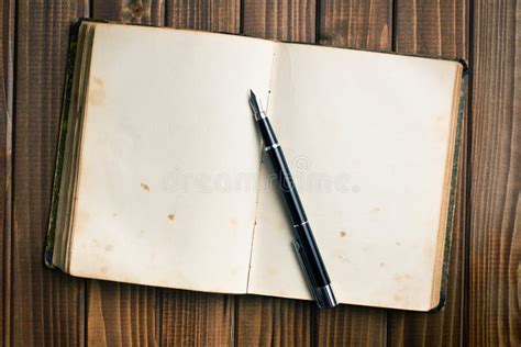 Libro aperto con una penna