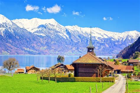 Paesaggio svizzero con lago e montagne
