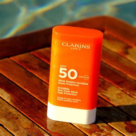 Dettaglio grafico che mostra l'applicazione dello stick solare SPF50 su zone specifiche del volto