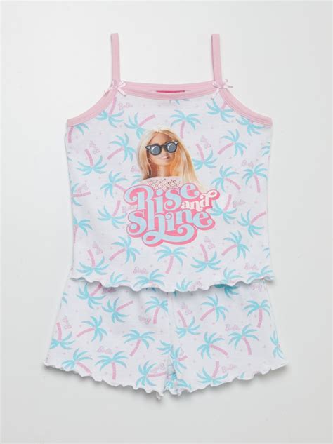 Bambina che indossa un pigiama a tema Barbie
