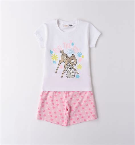 Dettaglio di una stampa colorata su un pigiama per bambina