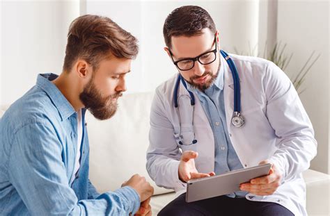 Paziente che dialoga con medico e dietologo