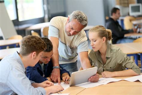 Docente che interagisce con studenti in modo positivo