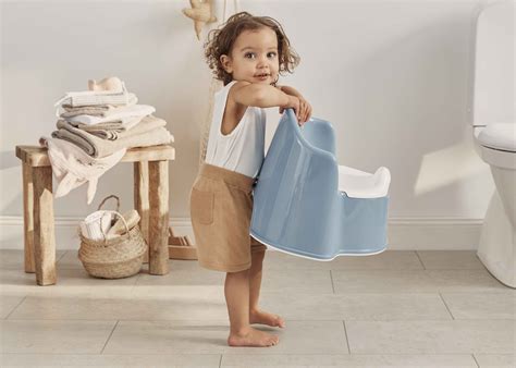bambino che indica il vasino