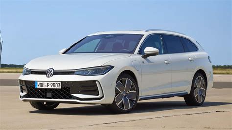 Volkswagen Passat Variant moderna in un contesto stradale
