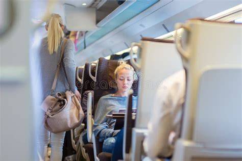 Donna incinta che viaggia in treno in Giappone