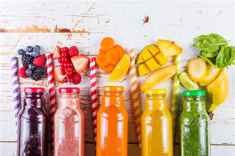 Varietà di bevande gassate e succhi di frutta