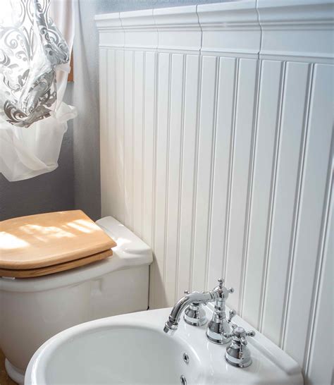 Effetto boiserie in ceramica per bagno