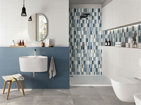 Bagno moderno con piastrelle geometriche colorate
