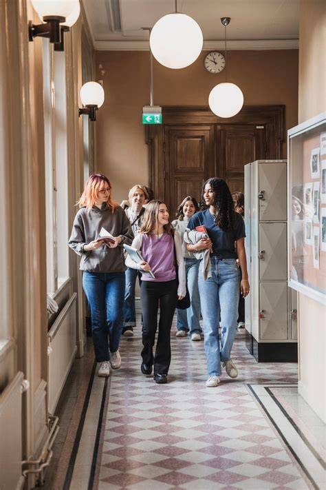 Scuola svedese con studenti di diverse età
