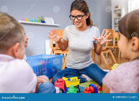 Insegnante svedese che parla con bambini in un cerchio