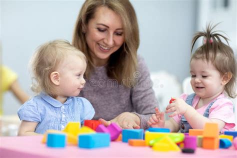 Bambini che giocano in un asilo svedese