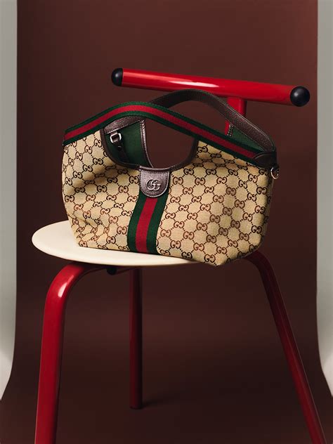 Una collezione di sciarpe Gucci per bambina esposte in un ambiente luminoso e raffinato