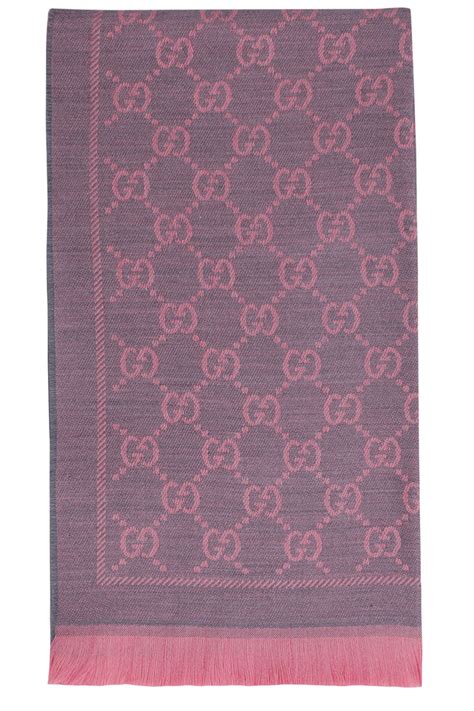 Primo piano di una sciarpa in lana jacquard con il dettaglio del logo GG di Gucci