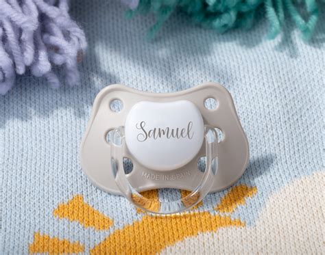 bambino felice con ciuccio personalizzato