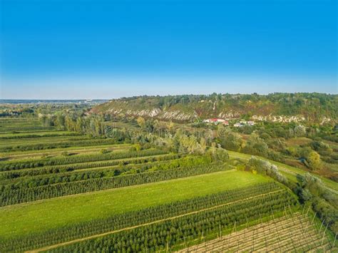 Paesaggio rurale australiano con campi coltivati