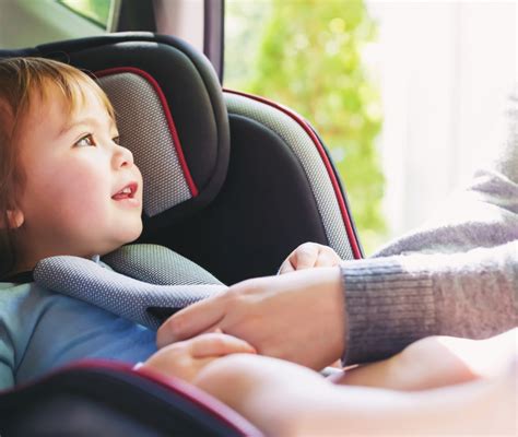 Bambino su seggiolino auto con logo omologazione ECE R44