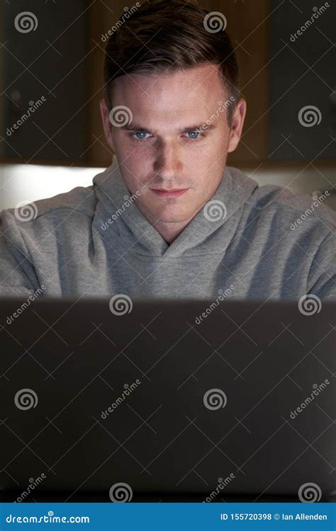 Uomo che guarda un computer portatile