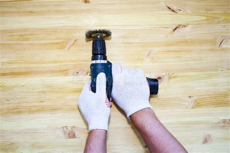 Processo di spazzolatura a mano di una scarpa