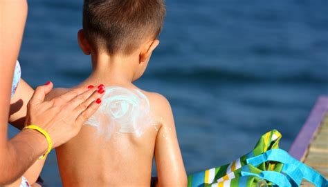 Bambino con crema solare