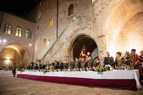 rappresentazione stilizzata di un banchetto barocco con dettagli di cibi elaborati