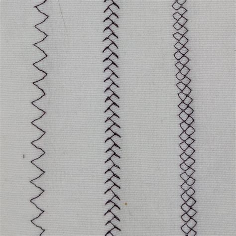 dettaglio ravvicinato di una cucitura a punto zig-zag su un elastico decorato applicato in vita