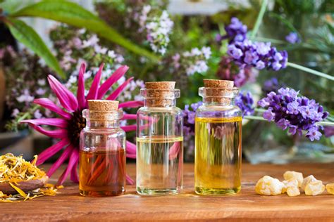 Bottiglie di oli essenziali con fiori e foglie
