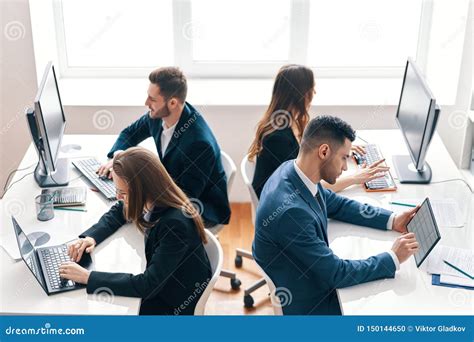 Ufficio amministrativo moderno con impiegati al lavoro