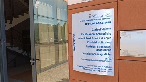 Ufficio anagrafe con documenti