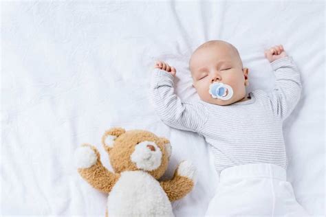 Bambino che si addormenta serenamente dopo una routine rilassante