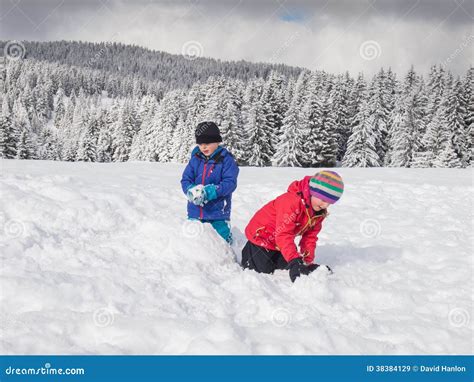bambini che giocano felici nella neve fresca