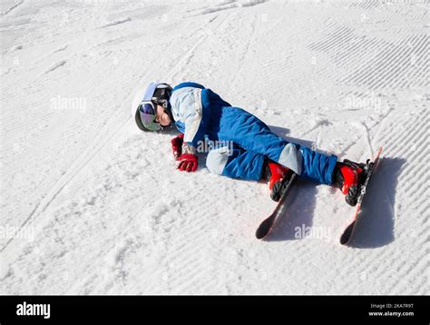 bambino con casco protettivo e occhiali da sole sulla neve