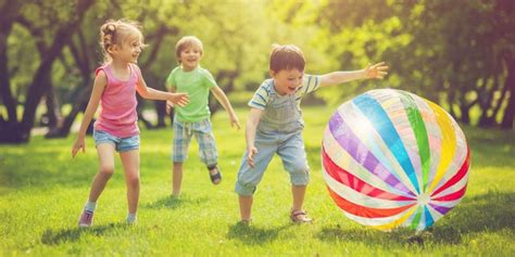 Bambini che giocano in un'area giochi di agriturismo