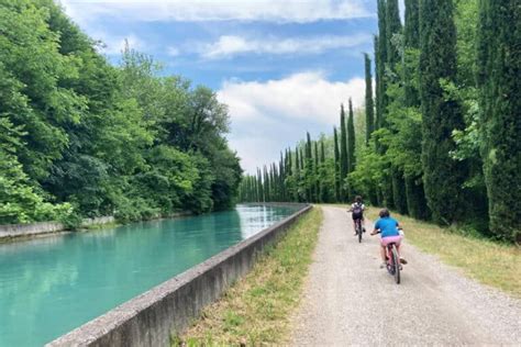 Famiglia in bicicletta sulla ciclovia del Mincio