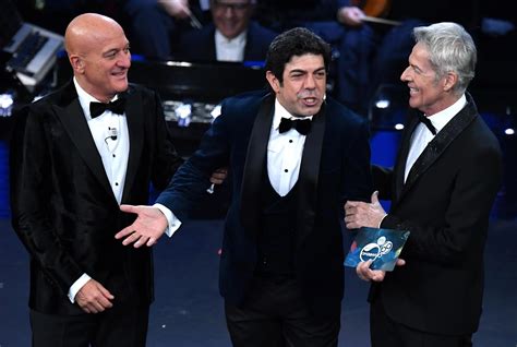 Attori che interagiscono sul palco