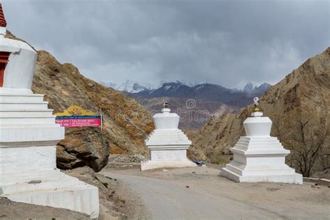 Paesaggio montano del Tibet con monastero tradizionale