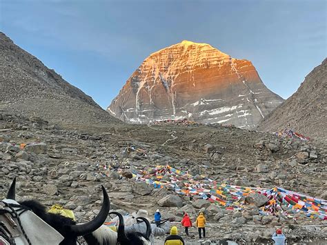 Escursionisti sul sentiero del Monte Kailash